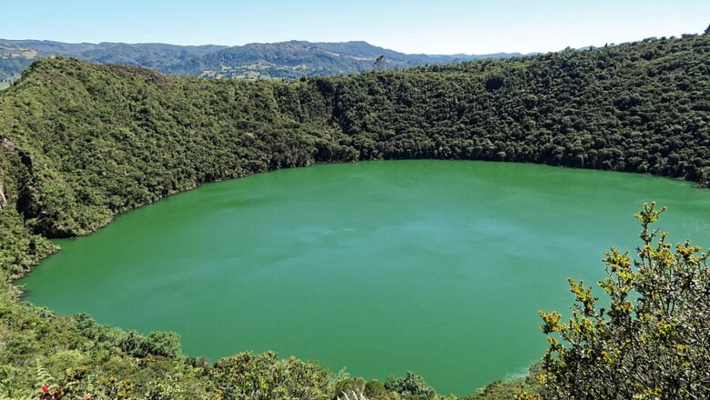Laguna de Guatavita, lago sagrado dos muiscas na Colômbia, origem da lenda de El Dorado