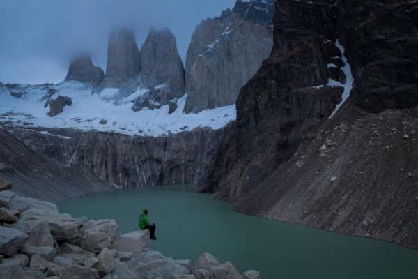 Paisagem montanhosa da Patagônia chilena com lago cristalino e picos nevados.