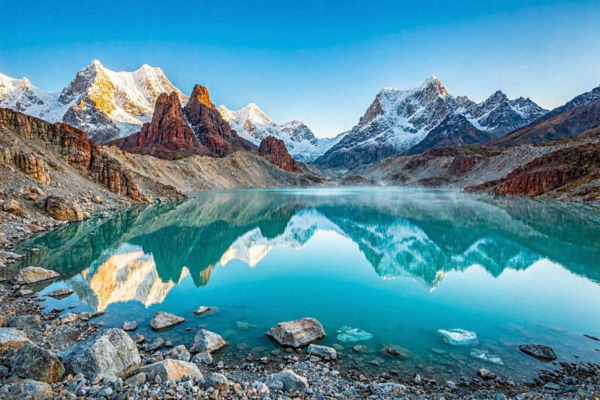 Laguna Glaciar Bolívia cercada por rochas e montanhas nevadas em Sorata