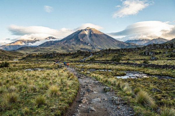 Vulcões adormecidos do Equador impressionam exploradores curiosos em paisagem andina