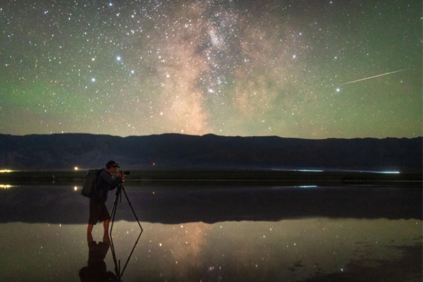 Fotografo preparando câmera para capturar reflexos astronômicos