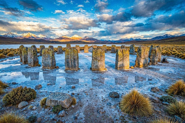 Círculo de rochas no Altiplano cercado por montanhas andinas