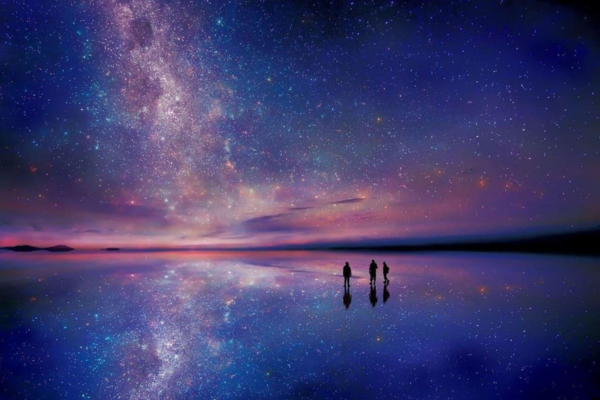 Reflexo do céu estrelado no Salar de Uyuni na Bolívia