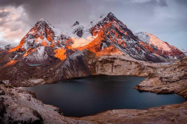 Pôr do sol sobre as montanhas dos Andes peruanos.