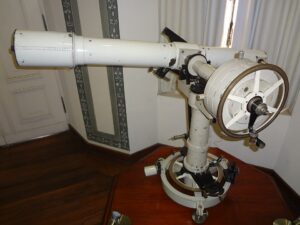 Telescópio antigo no Observatório Astronômico de Quito