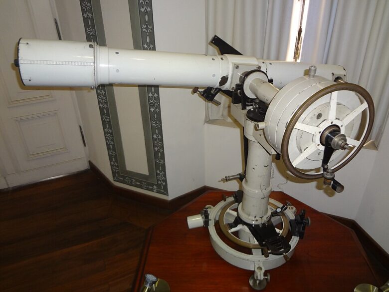 Telescópio antigo no Observatório Astronômico de Quito