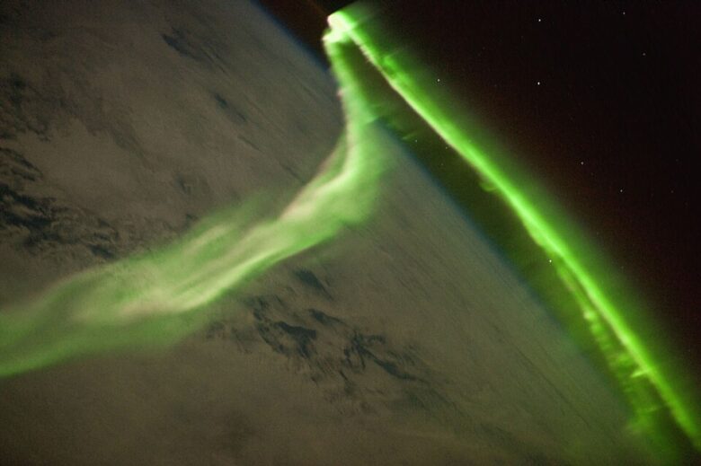 Aurora austral fotografada da Estação Espacial Internacional, ilustrando o fenômeno descrito no artigo