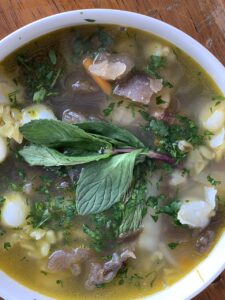 Chairo paceño, sopa tradicional boliviana com chuño e hortelã