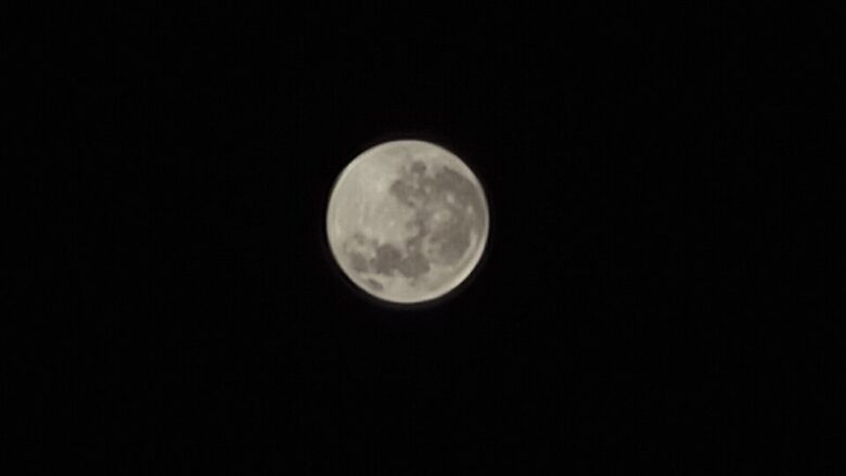 Eclipse lunar visto do céu noturno de Jardín América, Misiones, Argentina