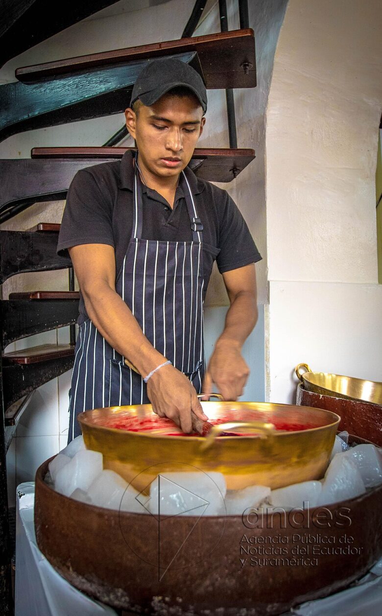 Preparação artesanal do helado de paila em tacho de cobre