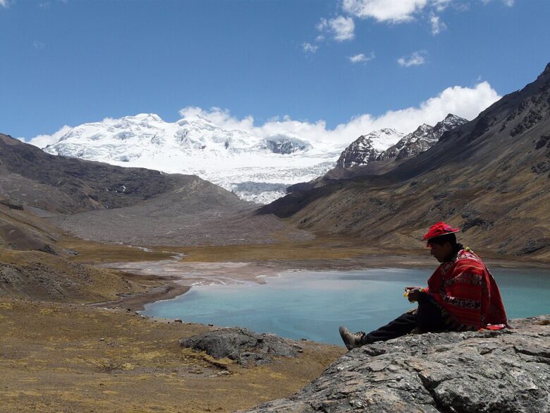 Laguna Sibinacocha, lago glacial turquesa a 4.873 metros de altitude na Cordilheira de Vilcanota, Peru
