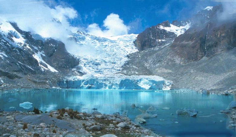 Laguna Glaciar, lago de alta montanha a mais de 5.000 metros de altitude no maciço do Illampu, Bolívia