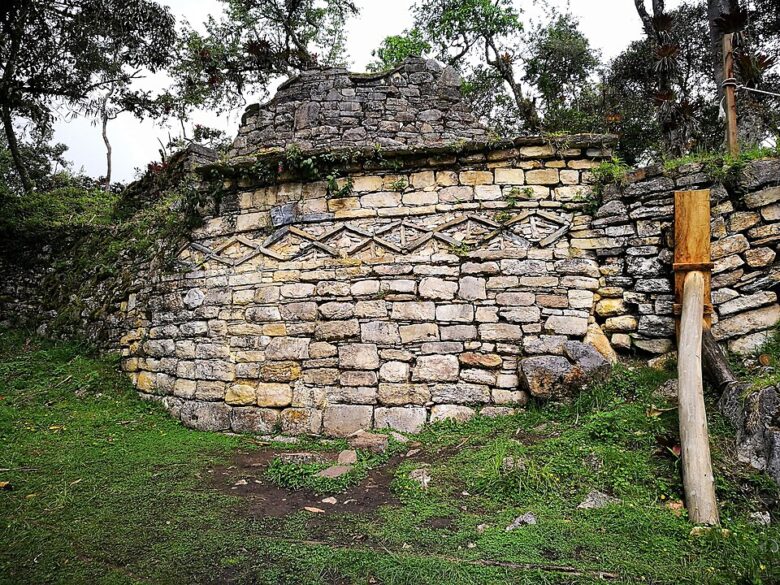 Friso de pedra em forma de losangos na decoração de uma casa circular de Kuelap, sítio arqueológico da cultura Chachapoyas, Peru