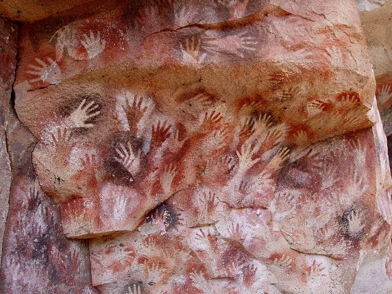 Silhuetas de mãos pintadas há milhares de anos na Cueva de las Manos, Santa Cruz, Patagônia argentina