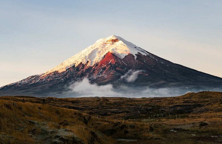 Vulcão Cotopaxi ao amanhecer, Equador.
