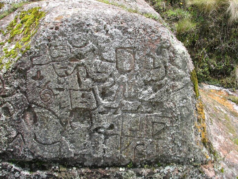 Petróglifo antigo esculpido em rocha vulcânica no desfiladeiro de Cumbe Mayo, Cajamarca, Peru