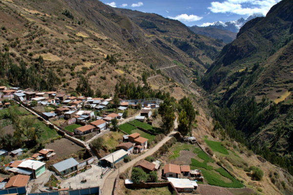 Vilarejo perdido nos Andes do Peru cercado por montanhas, cachoeiras e paisagens naturais preservadas.