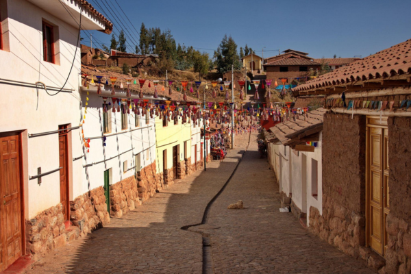Casas tradicionais preservadas no vilarejo perdido nos Andes do Peru.