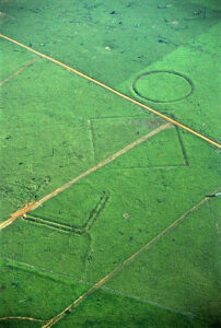 Geoglifo da Fazenda Colorada, estrutura de terra pré-colombiana no Acre, Amazônia brasileira
