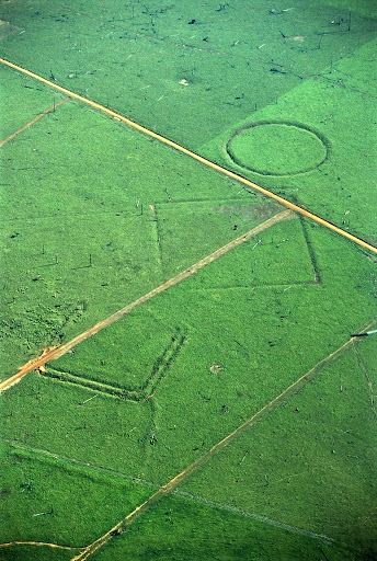 Geoglifo da Fazenda Colorada, estrutura de terra pré-colombiana no Acre, Amazônia brasileira