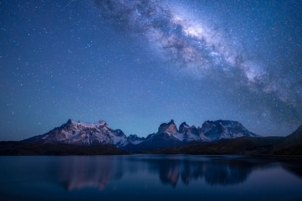 Reflexos astronômicos em águas cristalinas